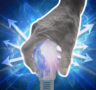 hand holding a lightbulb