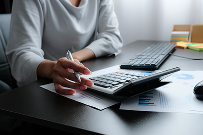 Woman calculating her living expenses